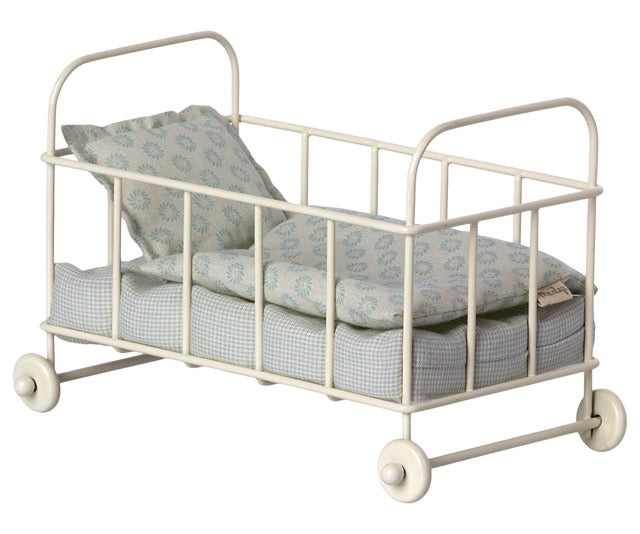 Maileg - Verrijdbaar babybed, blauw.